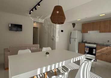 2 AMBIENTES RECICLADO CON ESCRITORIO/COCHERA/BALCON SALIENTE EN ZONA LA PERLA