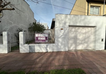 CASA 3 AMBIENTES A RECICLAR CON GARAGE - OPORTUNIDAD