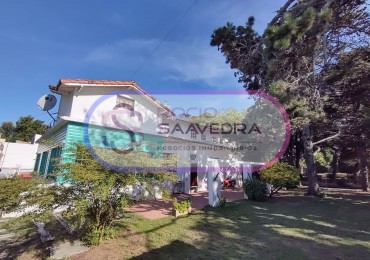 CASA UBICADA EN AMPLIO TERRENO,DE VARIOS AMBIENTES + DOS DPTOS-CON PISCINA!