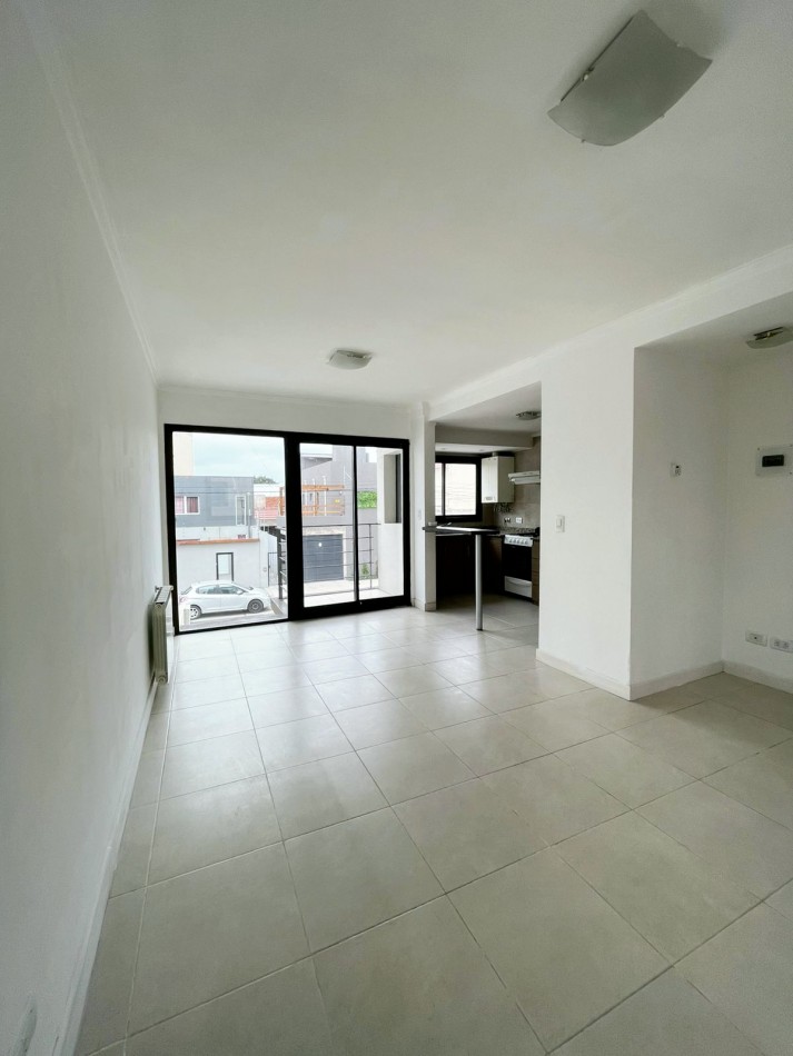 DEPARTAMENTO 2 AMBIENTES AL FRENTE CON BALCON SALIENTE EN CHAUVIN