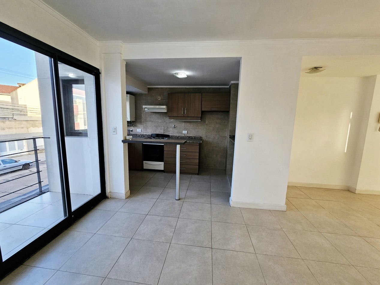 DEPARTAMENTO 2 AMBIENTES AL FRENTE CON BALCON SALIENTE EN CHAUVIN
