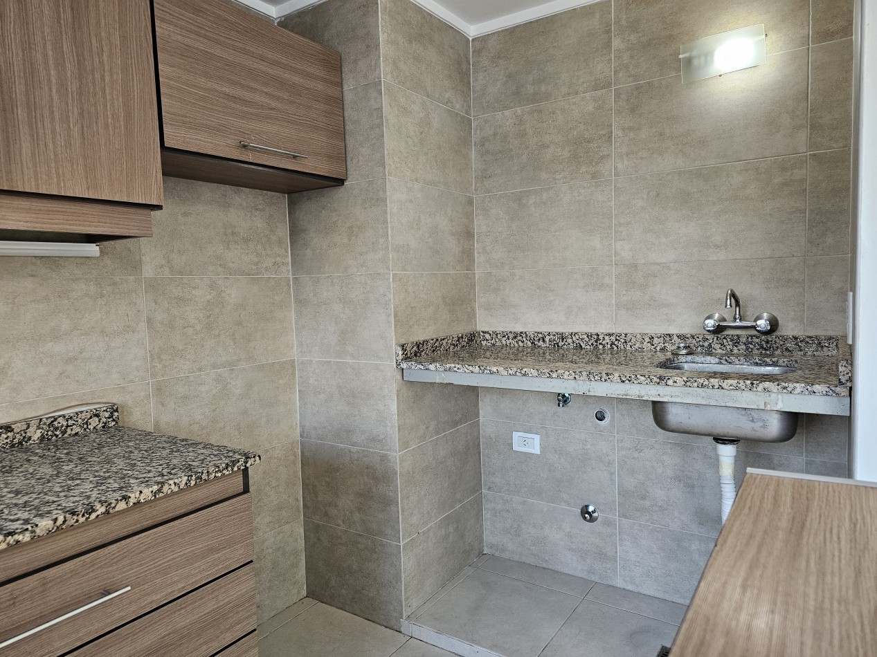 DEPARTAMENTO 2 AMBIENTES AL FRENTE CON BALCON SALIENTE EN CHAUVIN